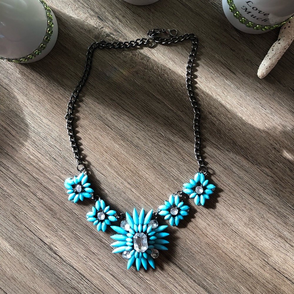 Blue daisy flowers necklace